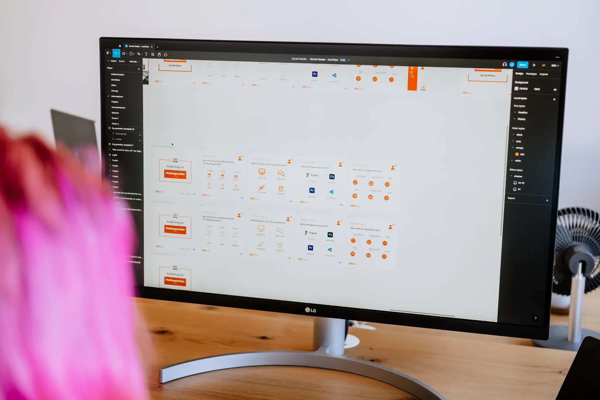 Webdesigner bei der Ausarbeitung eines Socialmedia- Posts