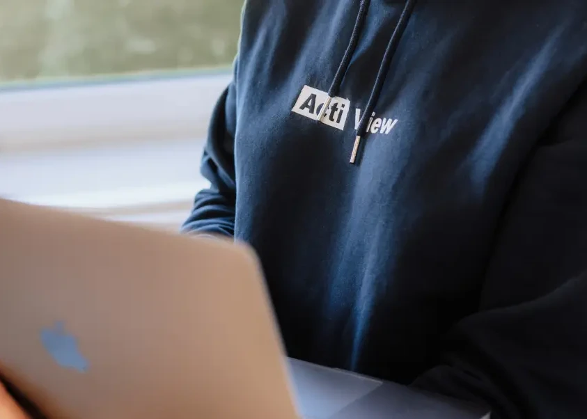 Ein Smartphone auf dem man die Instagram Seite vom ActiView zu sehen ist