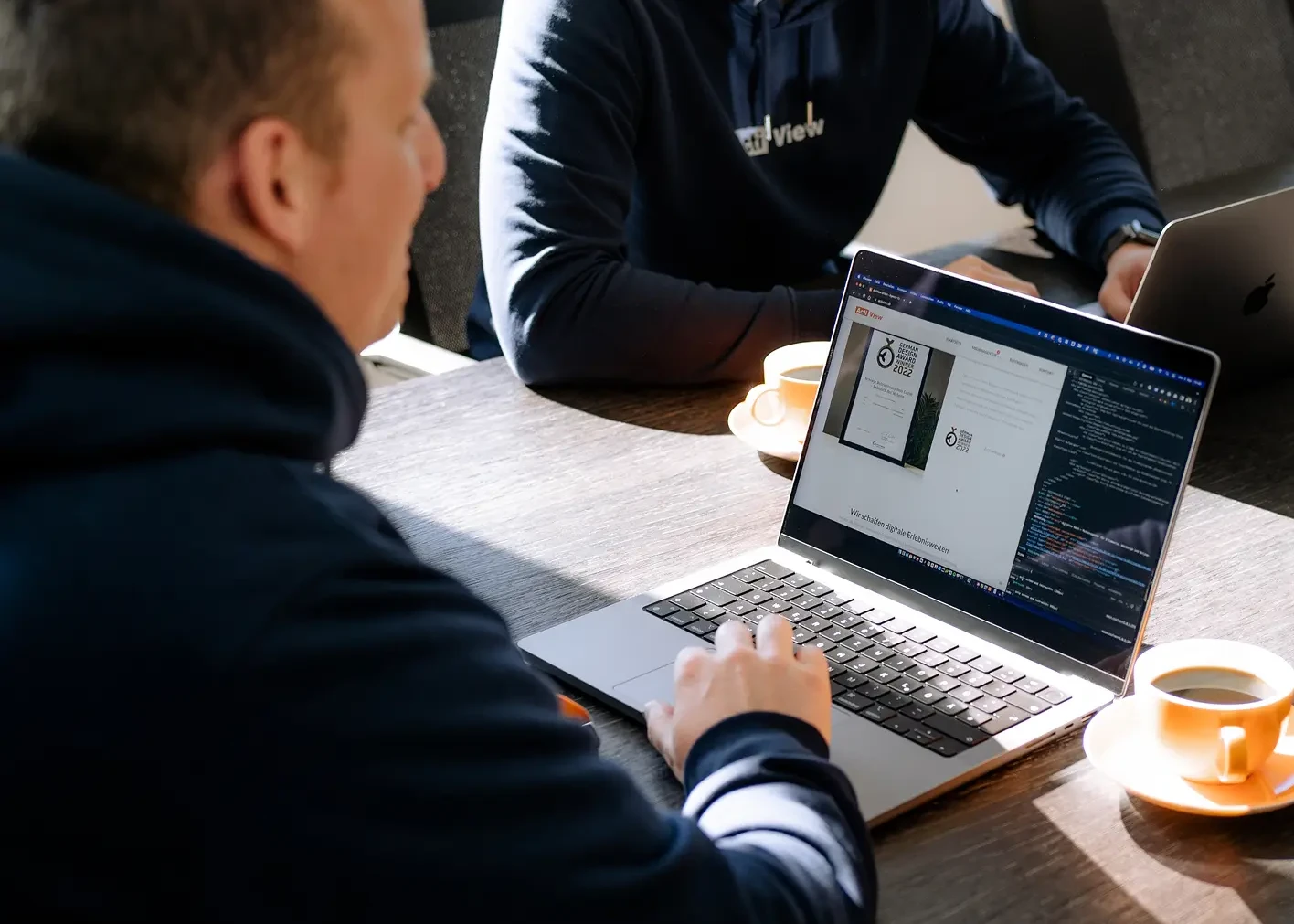 Webdesigner bei der Ausarbeitung eines Socialmedia- Posts