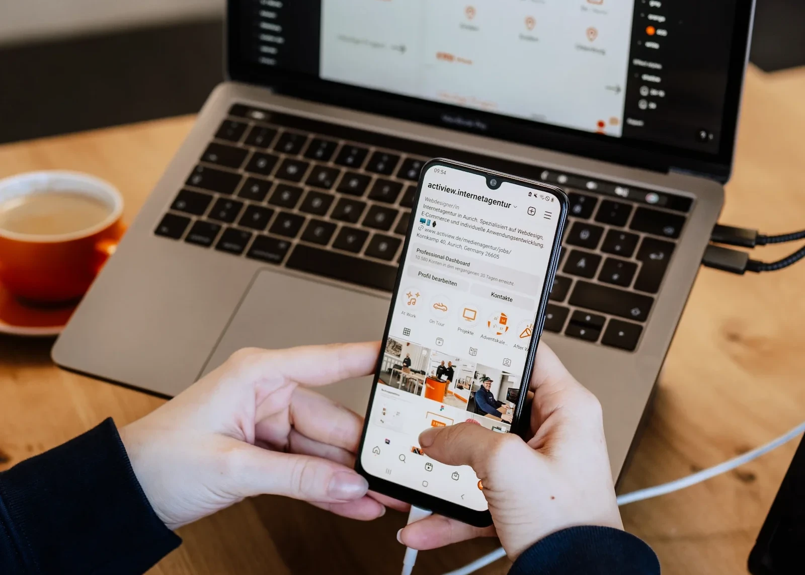 SmartSocialmanagerphone der Digitalagentur prüft ein Instagrampost auf einem Smartphone