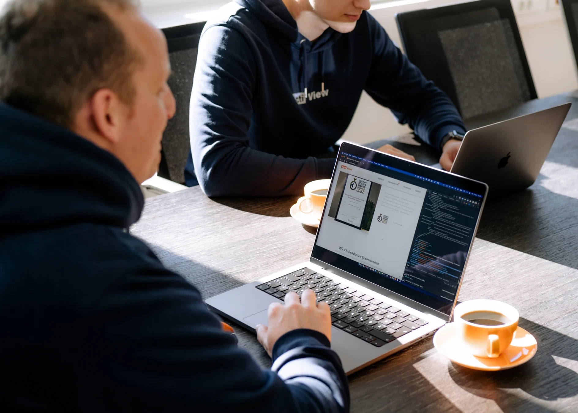 Zwei Frontend-Entwickler bei der Abstimmung im Besprechungsraum der Actiview GmbH