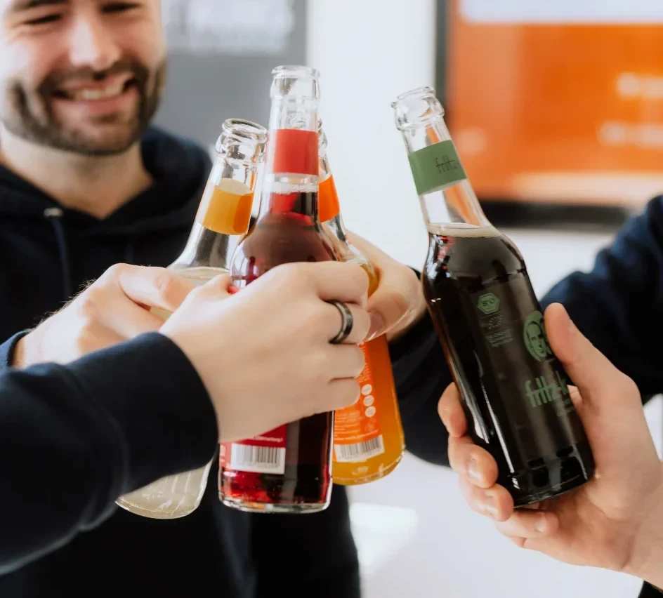 Mitarbeiter stoßen gemeinsam an.'