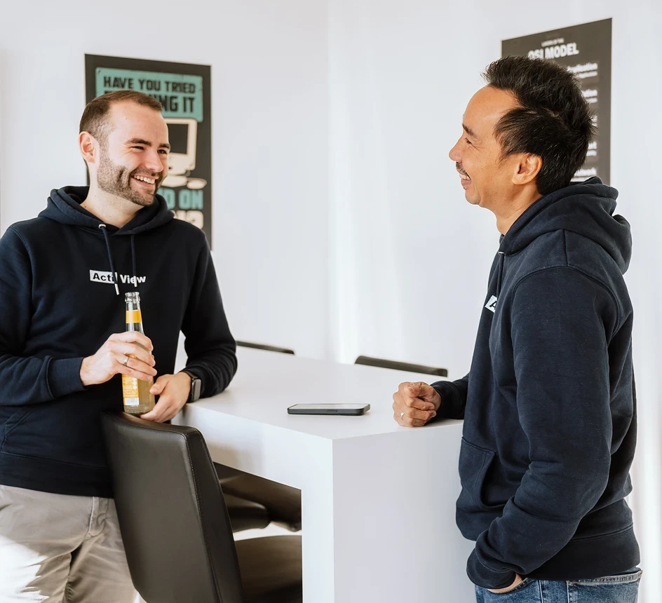 Mitarbeiter reden lächelnd miteinander