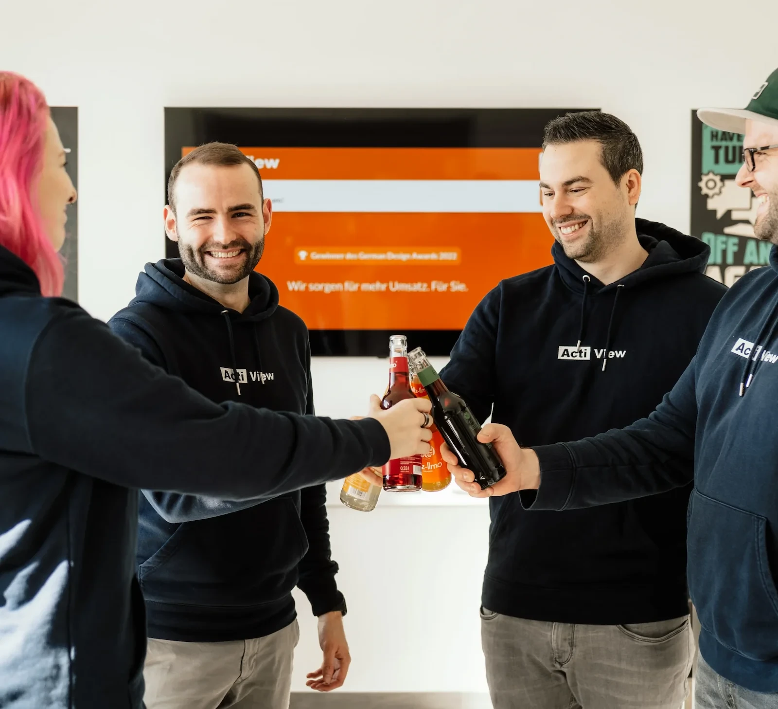 Mitarbeiter stoßen gemeinsam an