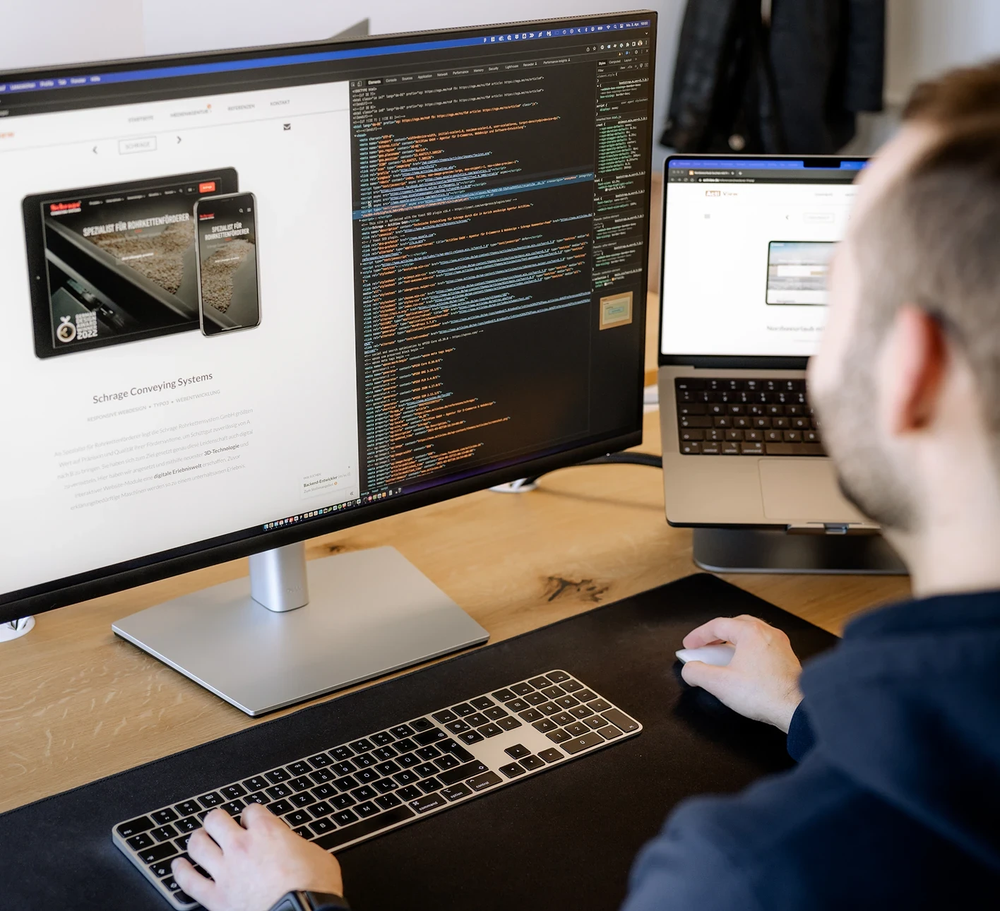 Ein Entwickler, der vor einem Monitor sitzt