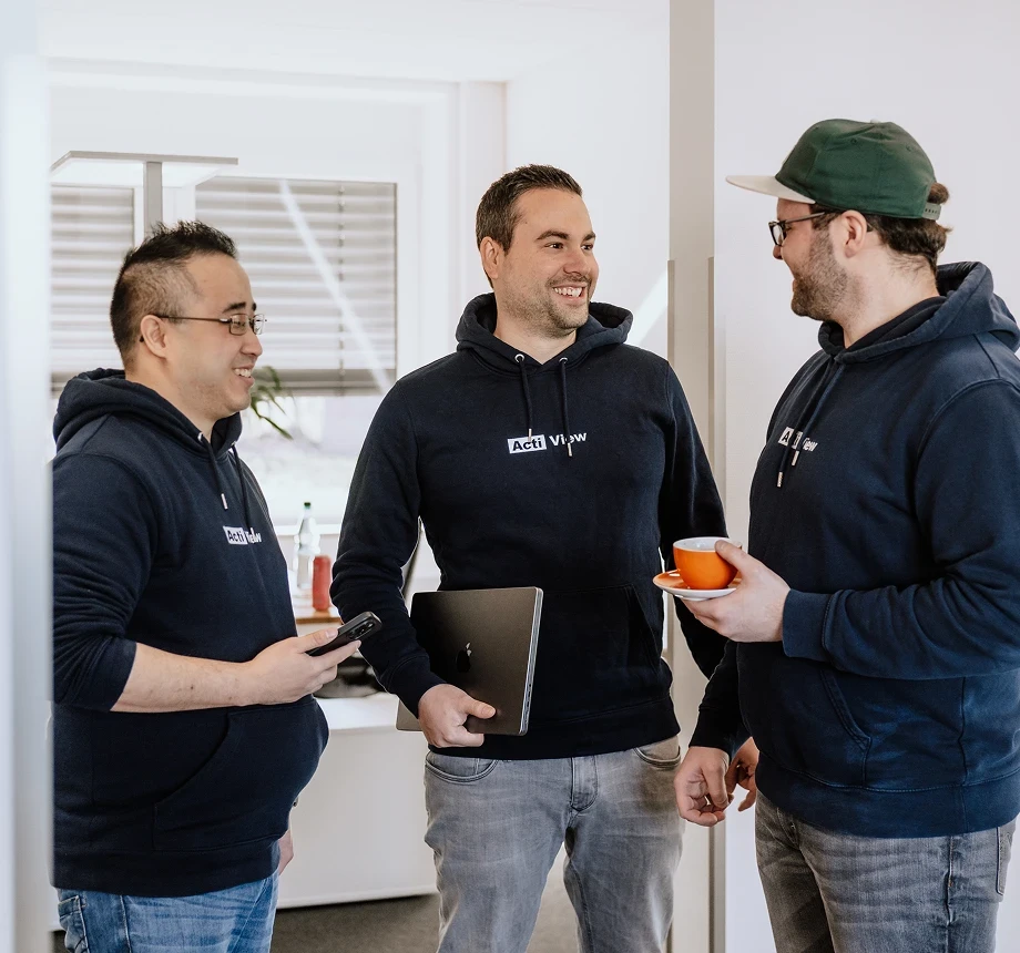 Drei Mitarbeiter unterhalten sich