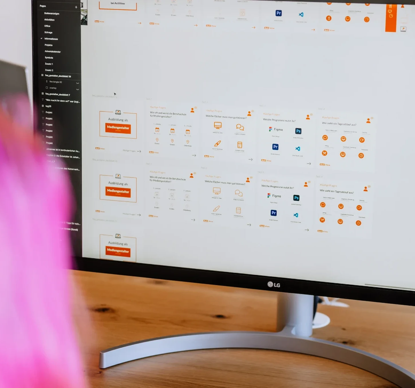 Webdesigner bei der Ausarbeitung eines Socialmedia- Posts