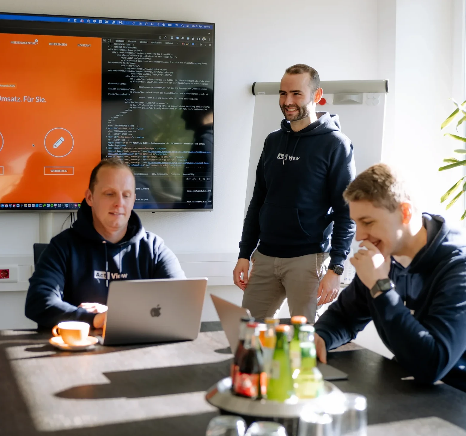 Mitarbeiter in einer lockeren Projektbesprechung im Besprechungsraum der Actiview GmbH