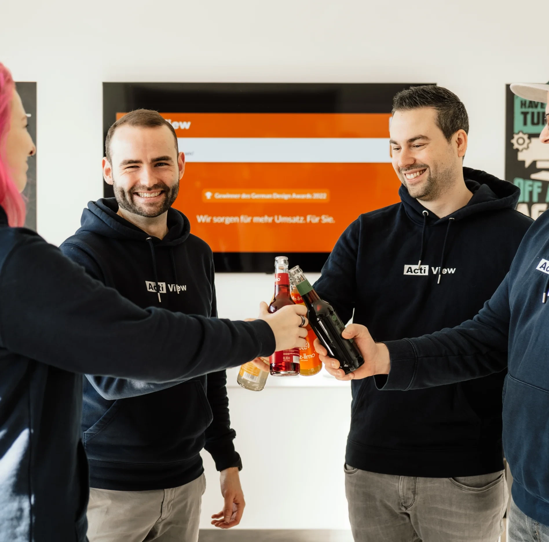 Mitarbeiter stoßen gemeinsam an.