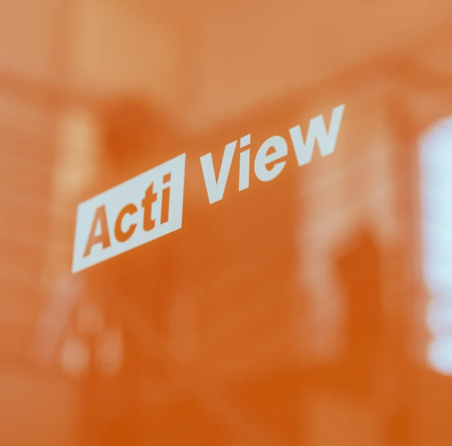 Nahaufnahme des Actiview - Plakates, welches im Flur der Digitalagentur hängt.