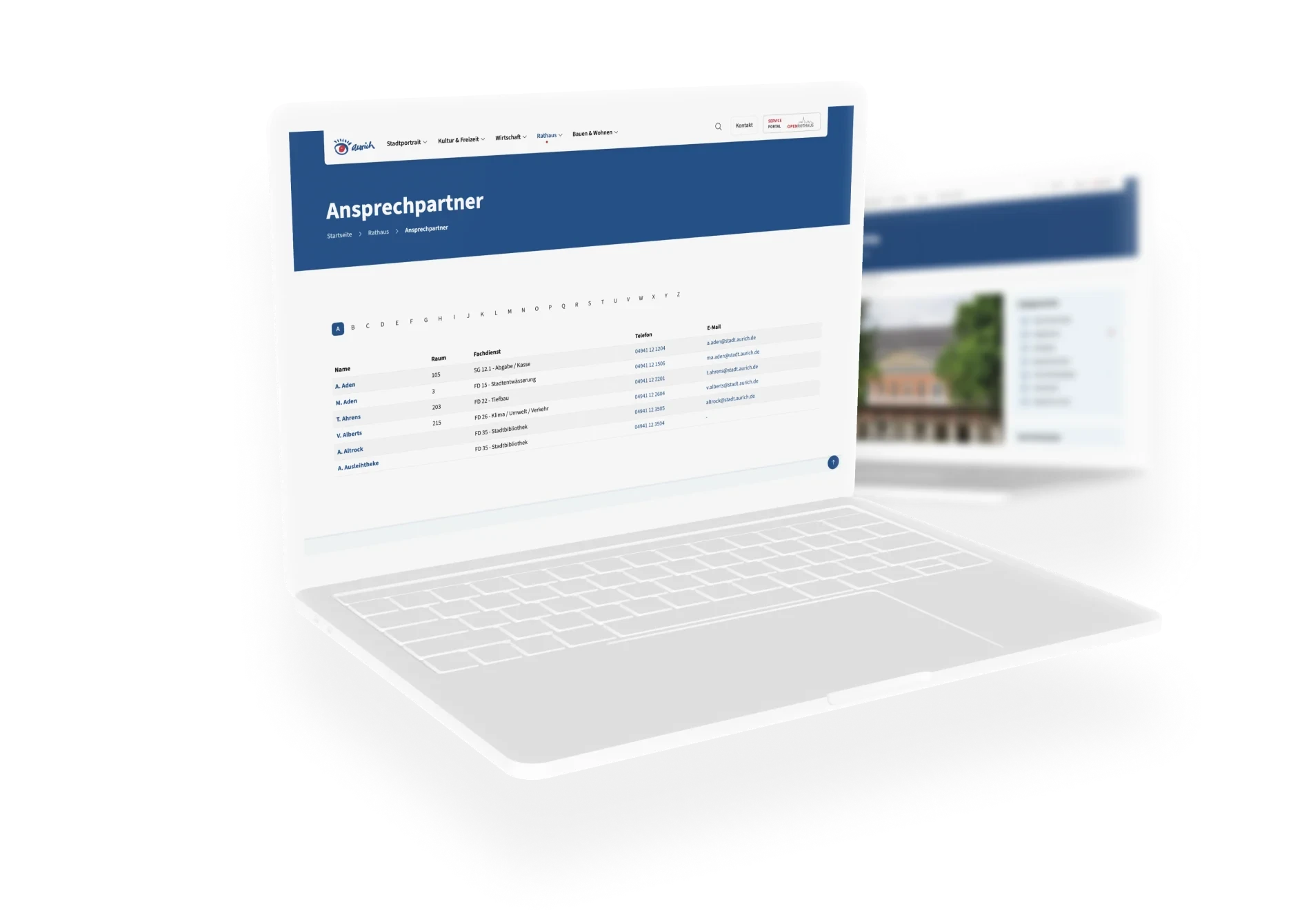 Ein Smartphone- und Notebook Mockup stellt das Ansprechpartnermodul auf aurich.de dar